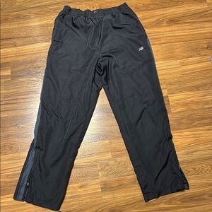 New Balance Black Sweatpants with Elastic Waistband and Relaxed Fit